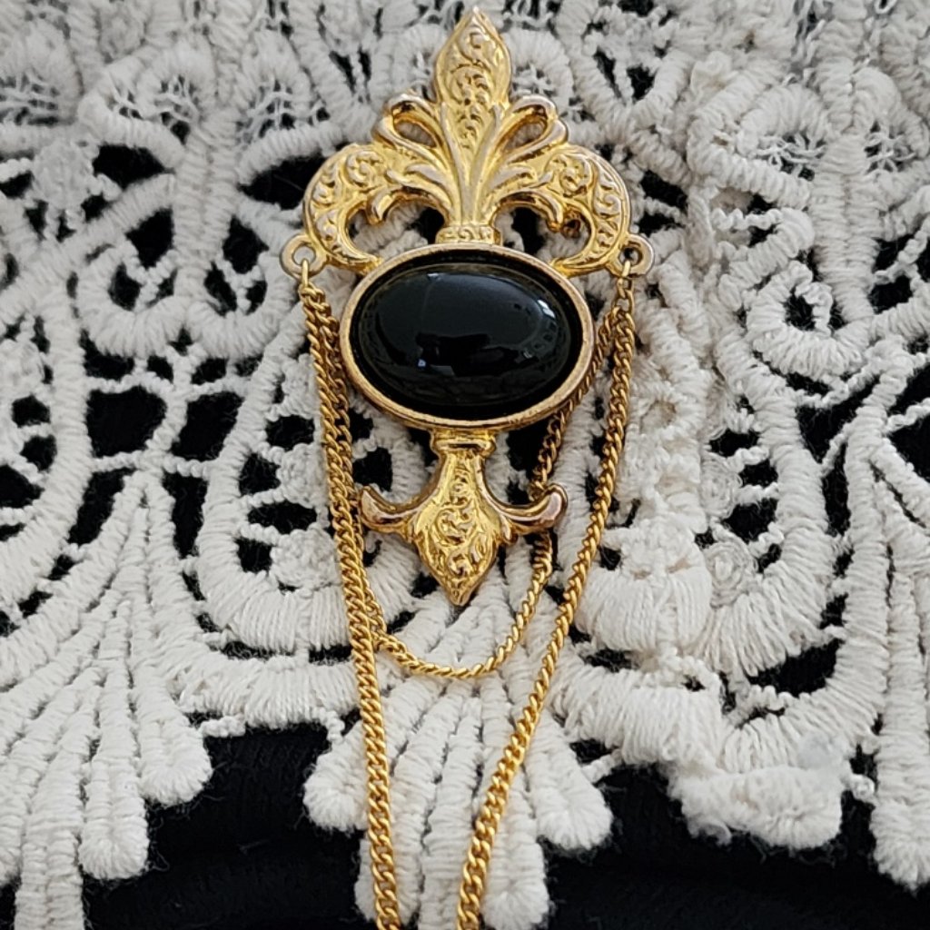 Bergere Fleur-De-Lis Brooch 35$